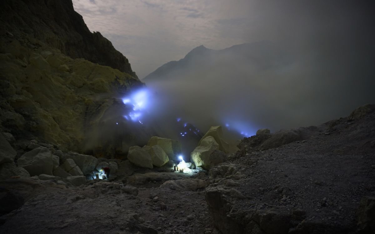 Ijen’s Blue Fire: A Mystical Midnight Volcanic Adventure