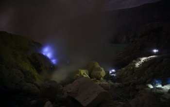 How Hot Are the Blue Fire at Ijen crater?