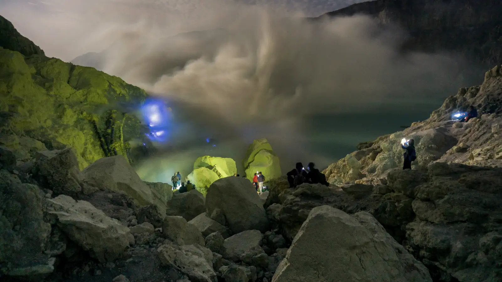 Ijen blue fire midnight trekking