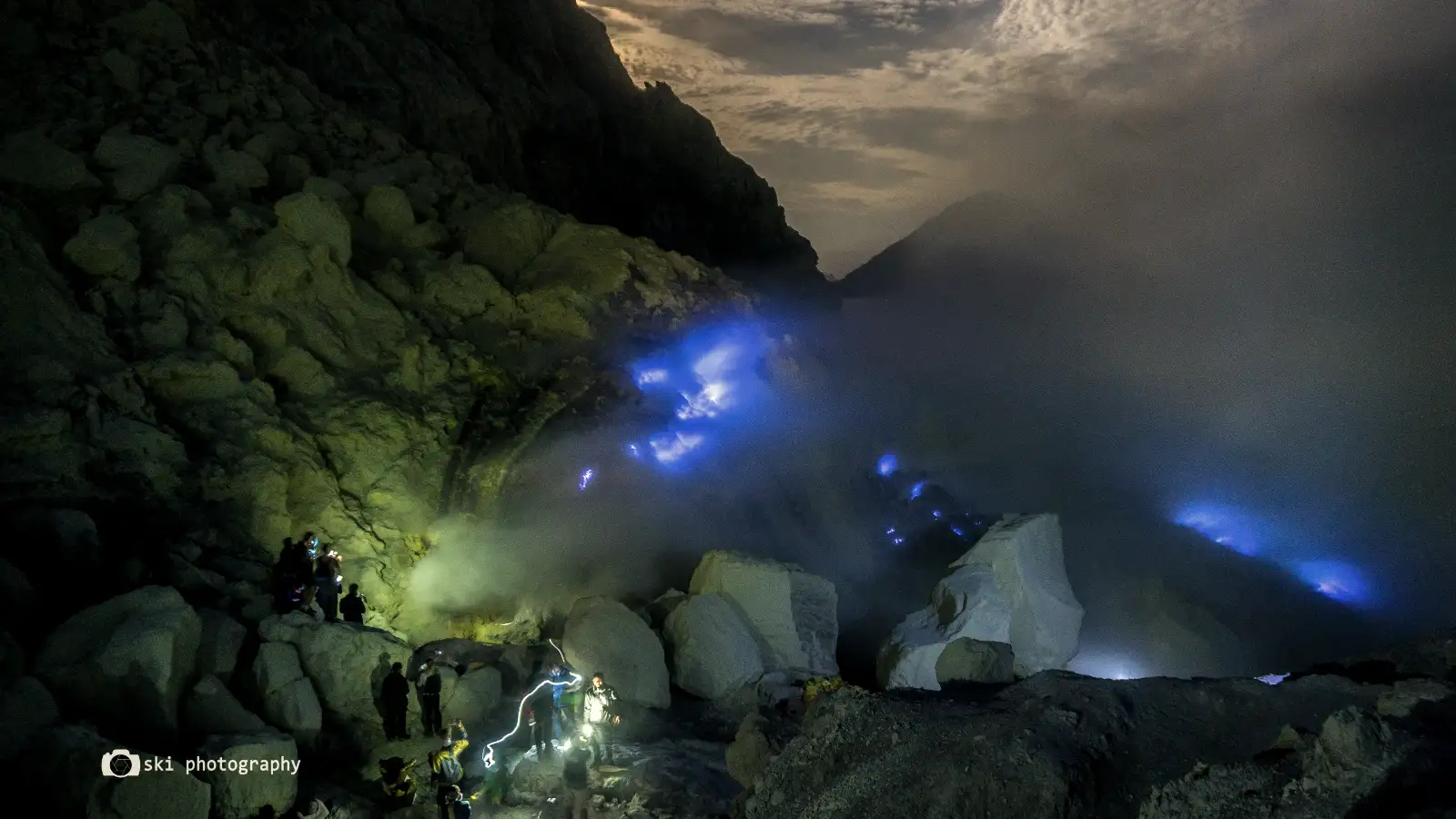 The steep gravel path leading up to the Ijen summit