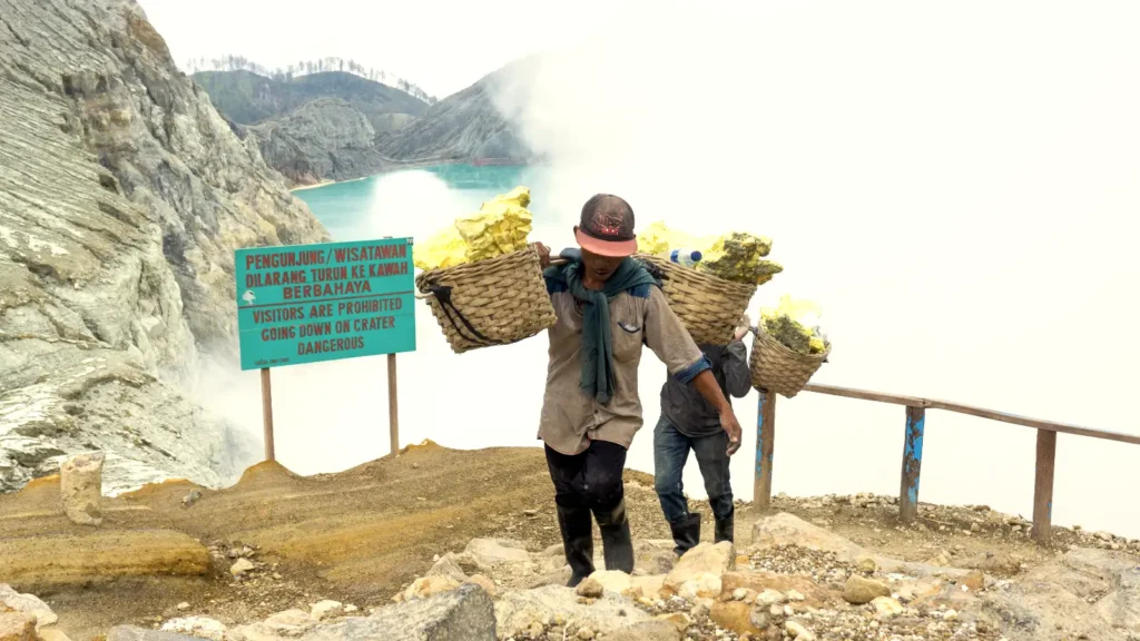 Ijen Crater Tour from Banyuwangi: 2 Days 1 Night Blue Fire Adventure