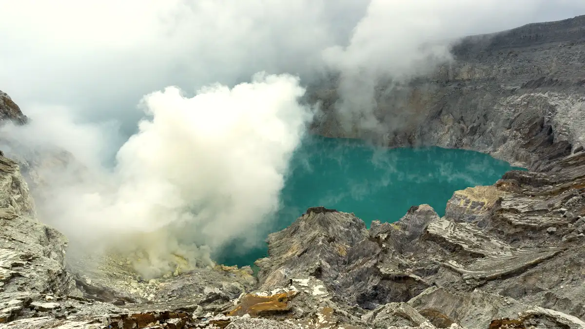 Mount Ijen vs Ijen Crater The turquoise acidic lake of Ijen Crater inside the Mount Ijen volcanic complex
